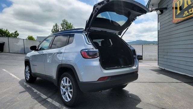 Used 2025 Jeep Compass Limited AWD/4WD image 8