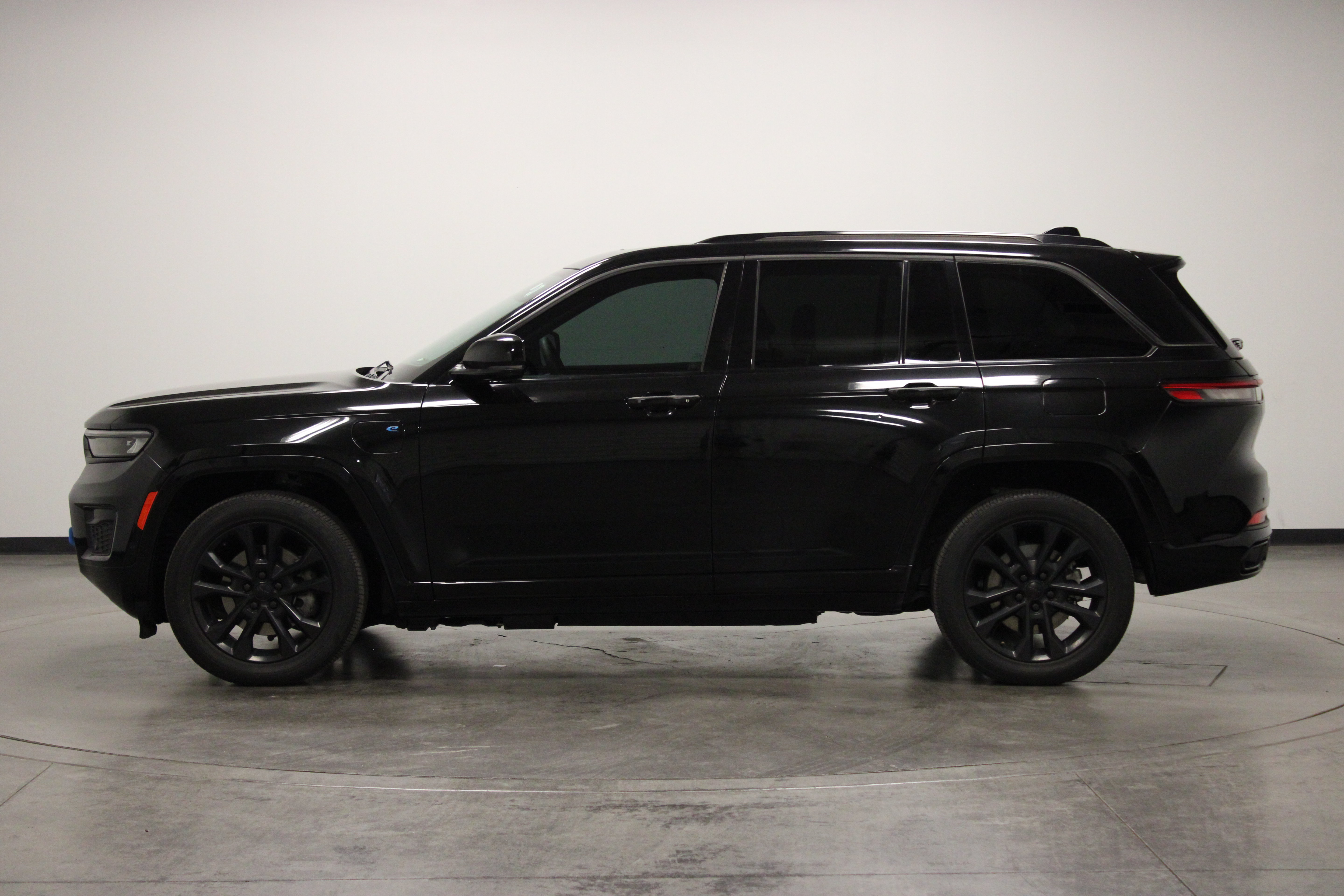 Used 2023 Jeep Grand Cherokee Overland AWD/4WD image 5