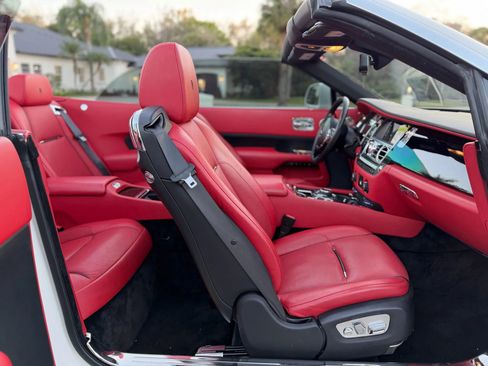 Used 2018 Rolls-Royce Dawn image 14