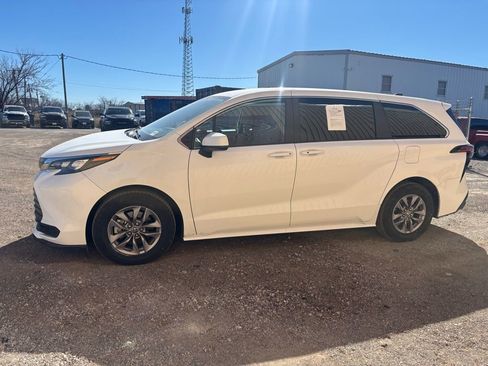 Used 2024 Toyota Sienna LE image 4