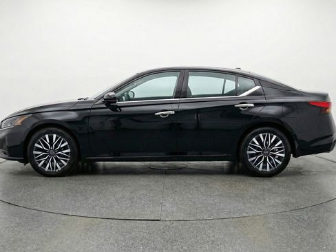 Used 2025 Nissan Altima 2.5 SV image 5