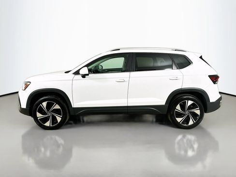 Used 2025 Volkswagen Taos SE w/ Panoramic Sunroof Package AWD/4WD image 8