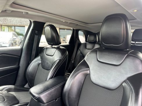 Used 2019 Jeep Cherokee Latitude Plus w/ Comfort/Convenience Group AWD/4WD image 21
