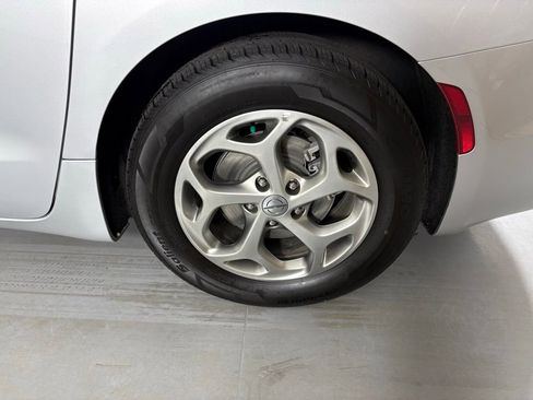 Used 2024 Chrysler Pacifica Limited image 11