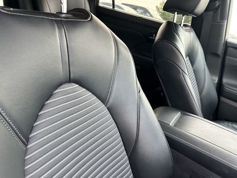 Used 2022 Toyota Highlander XSE FWD image 13