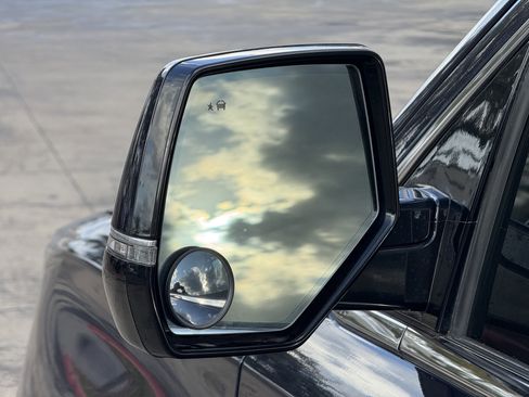 Used 2017 Cadillac Escalade Premium Luxury image 11