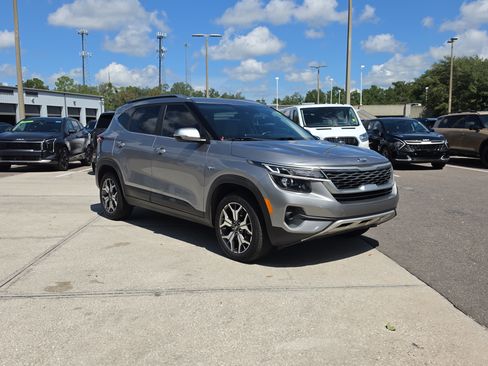 Certified 2021 Kia Seltos EX AWD/4WD image 2