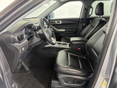 Used 2021 Ford Explorer XLT w/ Equipment Group 202A image 6