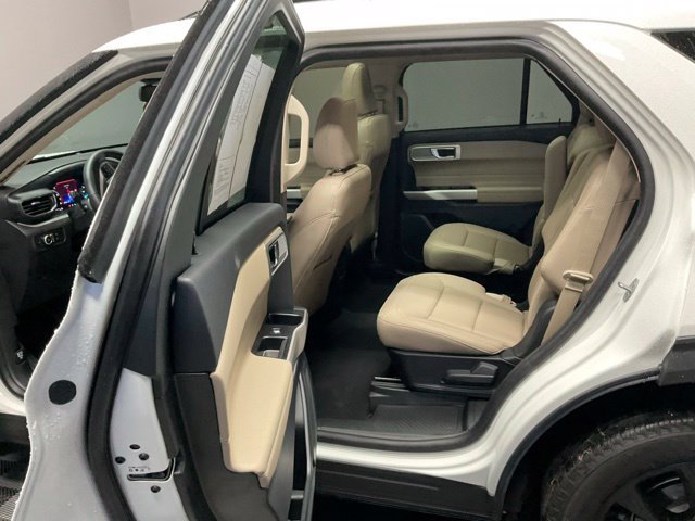 Used 2024 Ford Explorer XLT w/ Equipment Group 202A AWD/4WD image 18