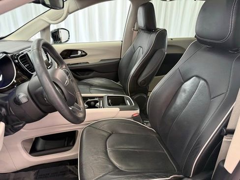 Used 2024 Chrysler Pacifica Limited FWD image 5