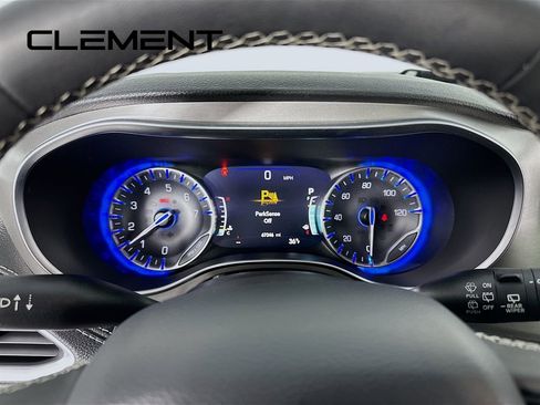 Used 2022 Chrysler Pacifica Limited w/ Uconnect Theater Family Group image 18