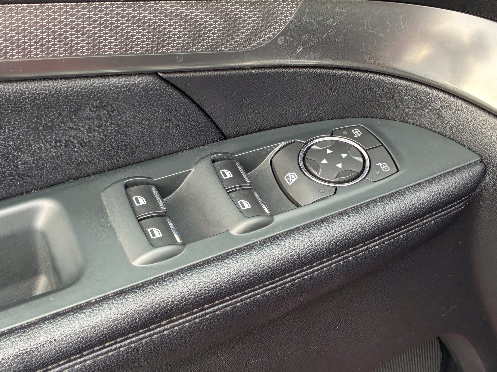 Used 2018 Ford Explorer XLT w/ Equipment Group 202A FWD image 12