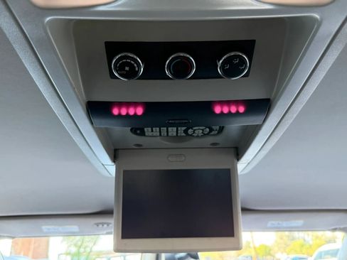 Used 2016 Chrysler Town & Country Touring FWD image 46