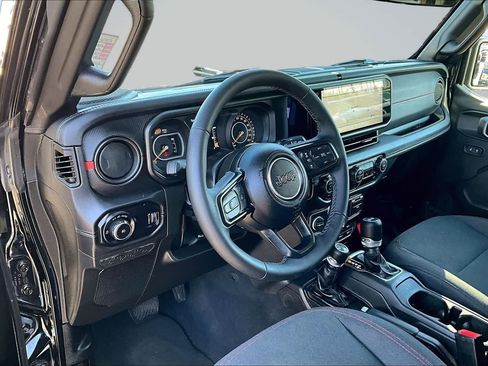 Used 2025 Jeep Wrangler Unlimited Rubicon w/ Convenience Group AWD/4WD image 2
