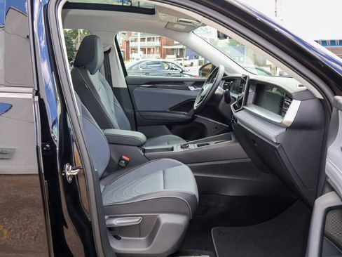 Used 2025 Volkswagen Tiguan SE w/ Panoramic Sunroof Package AWD/4WD image 31