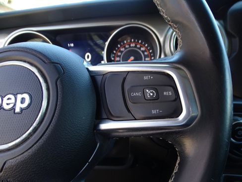 Used 2018 Jeep Wrangler Unlimited Sahara image 18