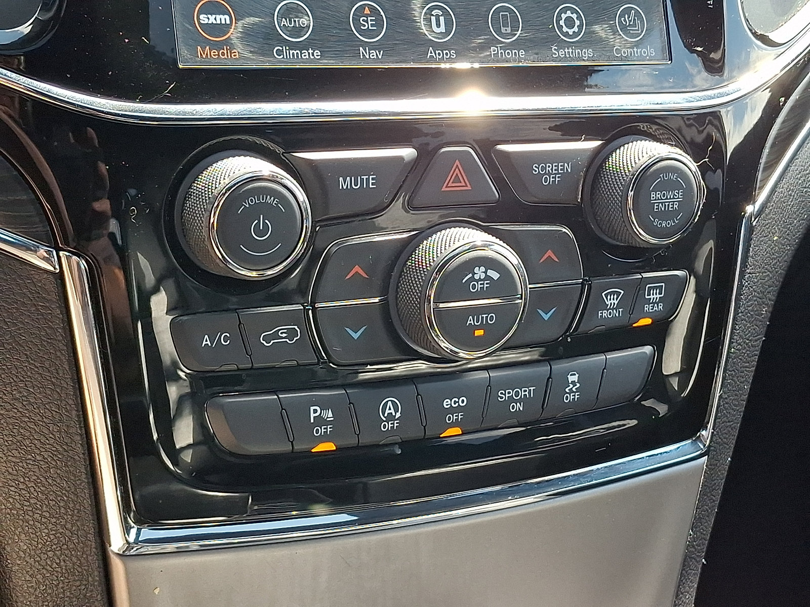 Used 2020 Jeep Grand Cherokee Limited AWD/4WD image 15
