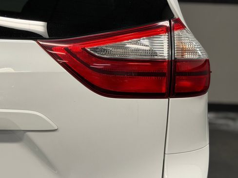 Used 2015 Toyota Sienna LE image 14