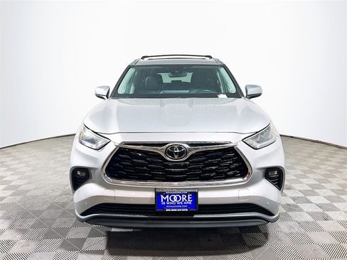 Used 2023 Toyota Highlander Limited image 3