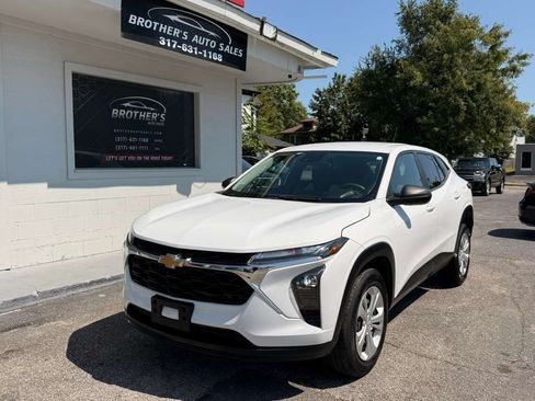 Used 2024 Chevrolet Trax LS w/ Driver Confidence Package FWD image 2