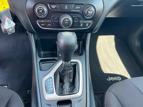 Used 2015 Jeep Cherokee Latitude FWD image 31
