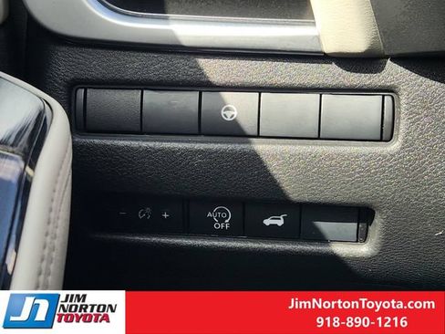 Used 2025 Nissan Rogue SV FWD image 22