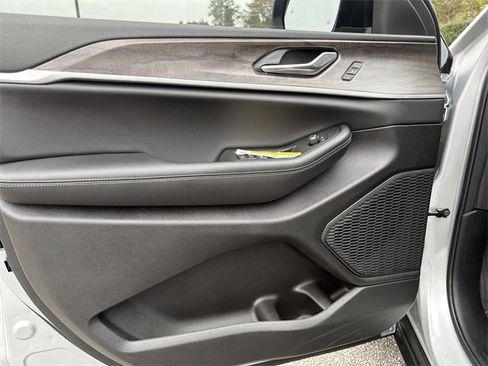 New 2025 Jeep Grand Cherokee L Limited image 10