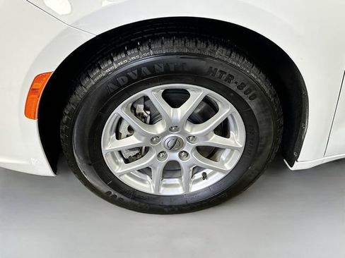 Used 2023 Chrysler Pacifica Touring-L FWD image 14