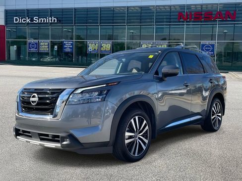 Used 2024 Nissan Pathfinder Platinum image 3