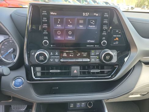 Used 2022 Toyota Highlander XLE image 24