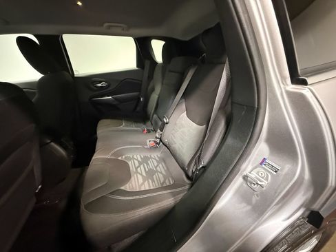 Used 2019 Jeep Cherokee Latitude w/ Comfort & Convenience Group AWD/4WD image 8
