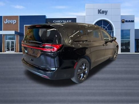 New 2026 Chrysler Pacifica Limited w/ S Appearance Package image 6