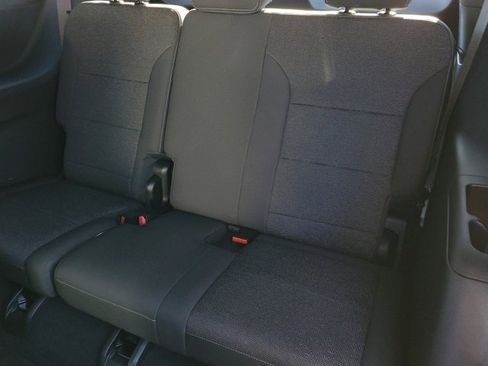 Used 2025 Chevrolet Traverse LT image 9