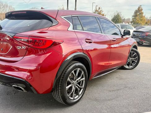 Used 2017 INFINITI QX30 image 3