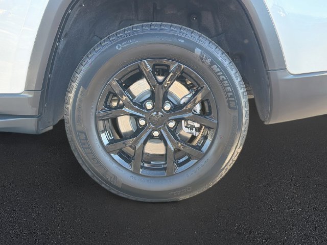 Used 2024 Jeep Grand Cherokee L Laredo RWD image 32