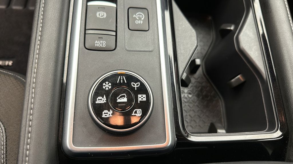 Used 2024 Nissan Pathfinder SL AWD/4WD image 19