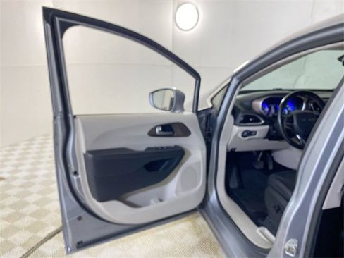 Used 2019 Chrysler Pacifica Touring-L image 27