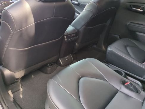 Used 2024 Toyota Highlander XLE image 19