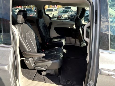 Used 2017 Chrysler Pacifica Touring-L Plus w/ Uconnect Theatre Group image 9