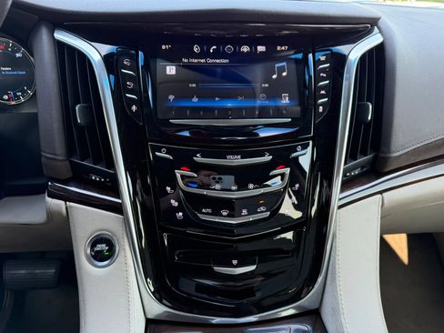 Used 2016 Cadillac Escalade Luxury AWD/4WD image 25