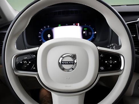 Certified 2025 Volvo XC90 T8 Plus w/ Protection Package Premier image 18