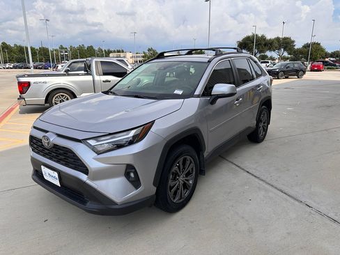 Used 2022 Toyota RAV4 XLE Premium image 4