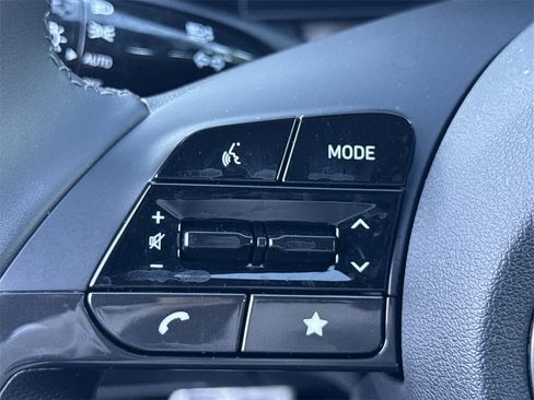 Used 2025 Hyundai Elantra SEL image 24