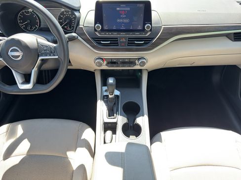 Used 2025 Nissan Altima 2.5 SV FWD image 10