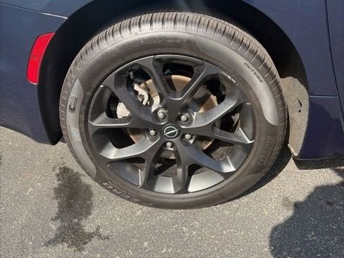 Used 2025 Chrysler Pacifica Limited image 32