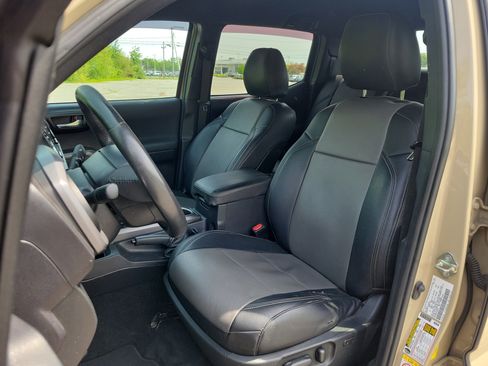 Used 2020 Toyota Tacoma TRD Off-Road w/ Technology Package AWD/4WD image 14