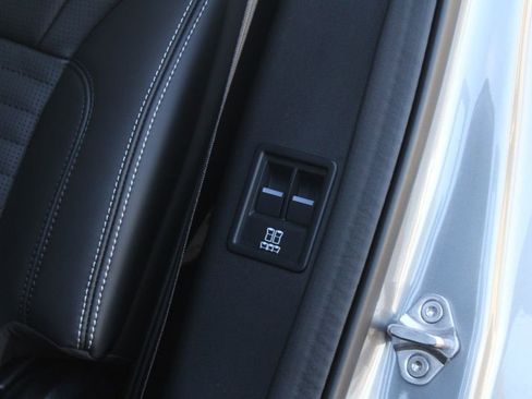 Certified 2025 Land Rover Discovery Dynamic SE image 38