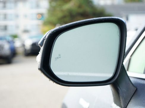 Used 2021 Toyota Venza LE image 12