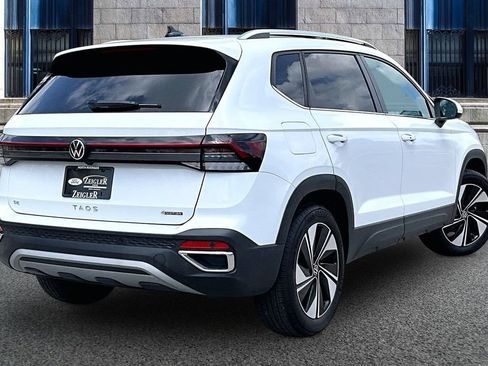 Used 2025 Volkswagen Taos SE AWD/4WD image 11