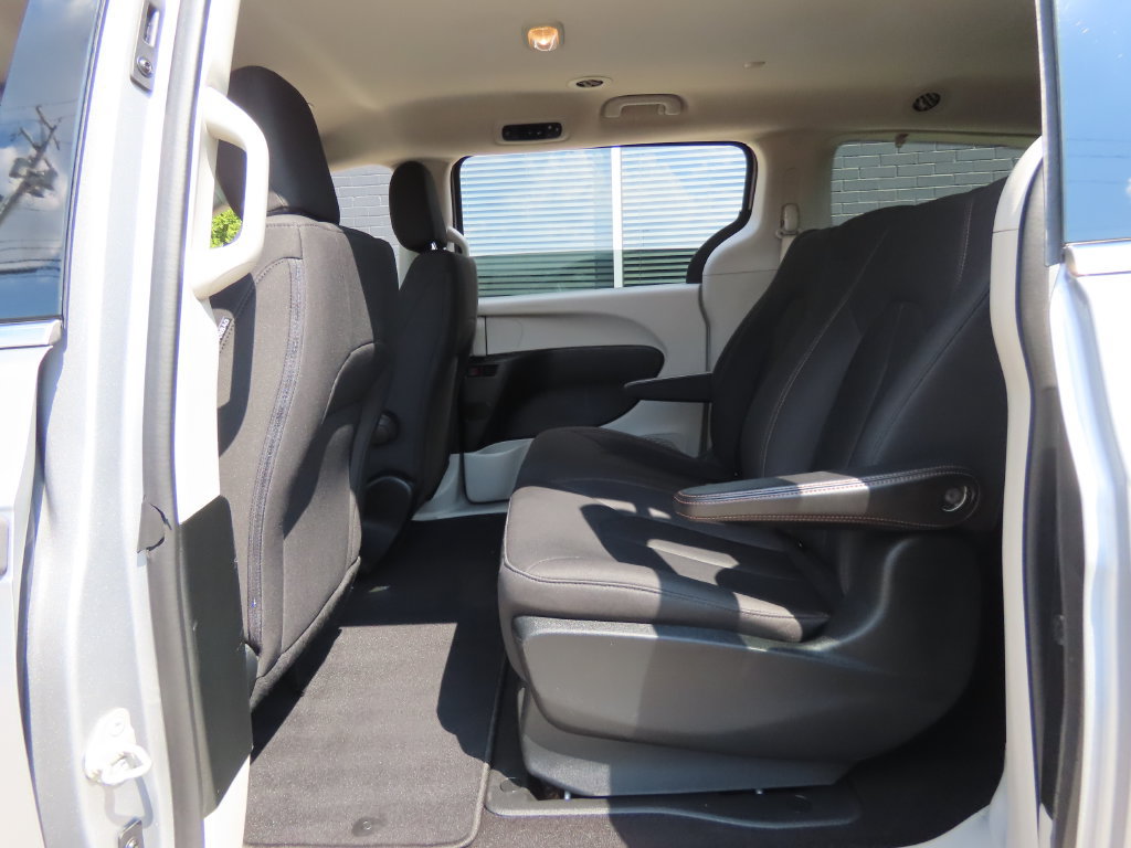 Used 2018 Chrysler Pacifica L FWD image 22